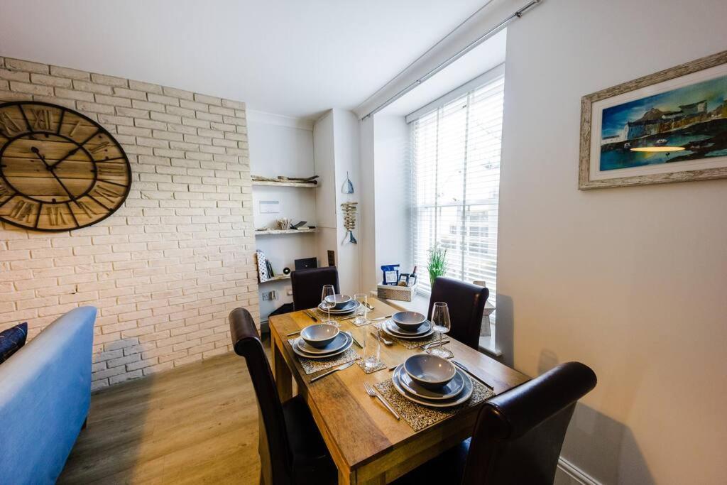 Flat 1 Flint House - 2 Bedroom - Garden - Dog Friendly * Tenby