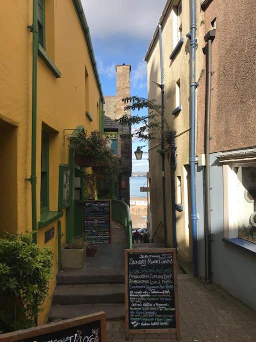 Apartment Flat 1 Flint House - 2 Bedroom - Garden - Dog Friendly Tenby